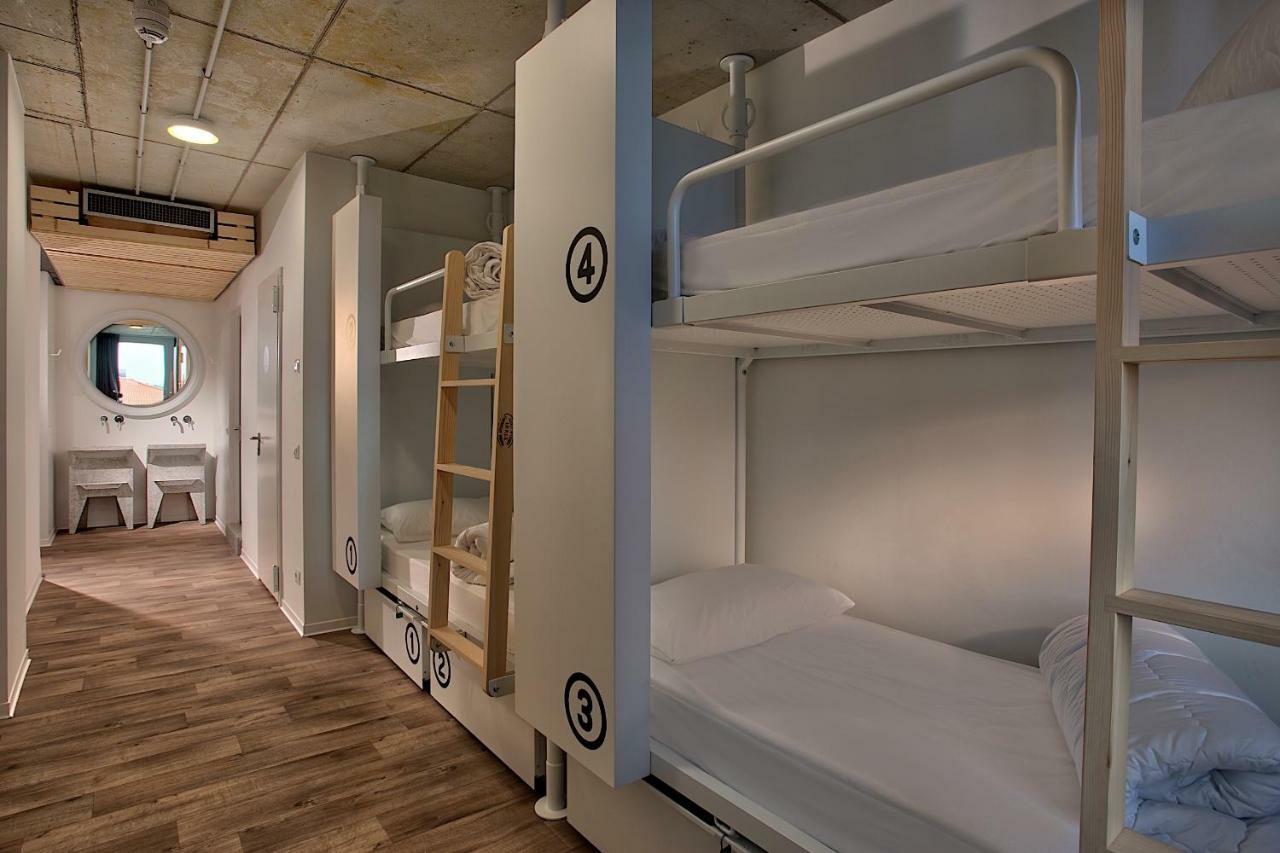 Dieses Bett befindet sich in einem 7-Bett-Schlafsaal für Frauen